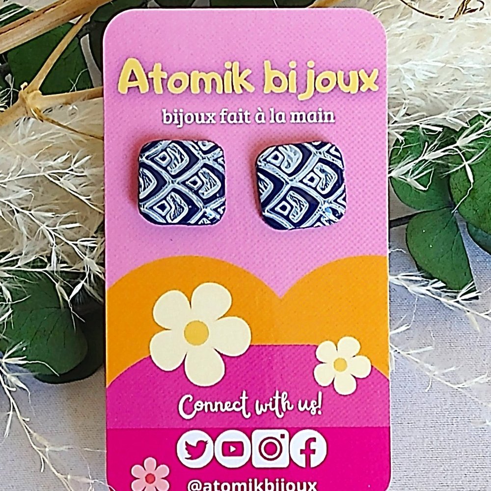Handmade blue and white polymer clay earrings.Boucles d'oreilles fait à la main